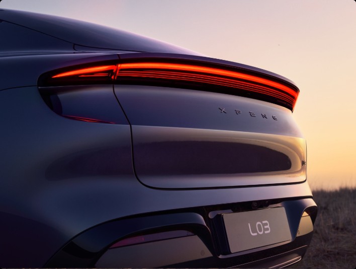 Une signature lumineuse Ultra-Red pleine largeur